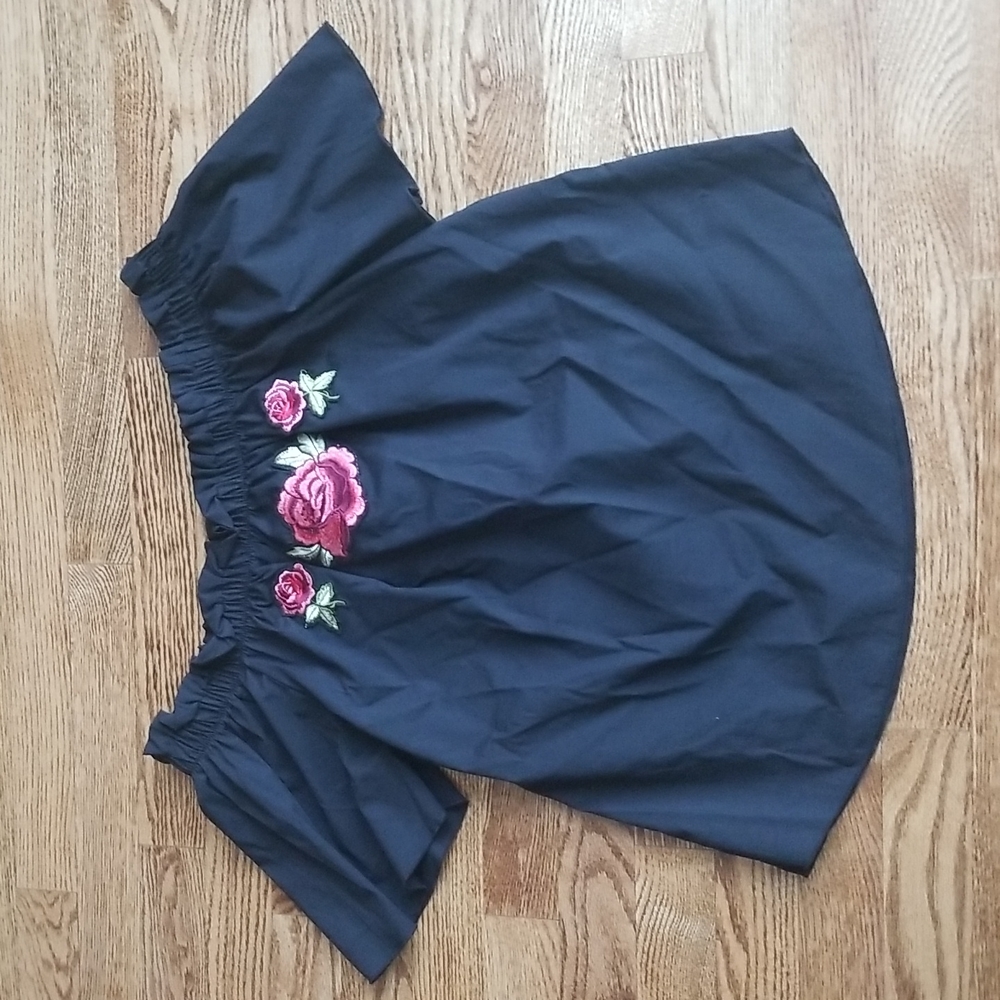 (S) NWT Mine from Warehouse One Rose Embroidered Cold Shoulder Top